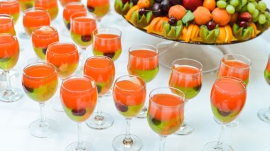 Egzotik meyve çanağı nane jöle ile