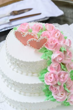 Düğün pastası ile kırmızı gül