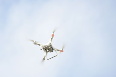 Beyaz dron bir parlak mavi gökyüzü alt görünümünde hovering