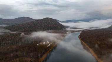 Dağ Nehri Vadisi Anyuy. Rusya 'nın uzak doğusundaki Khabarovsk toprakları. Anyui nehrinin manzarası çok güzel. Anyu Milli Parkı. Rusya Taiga 'daki peyzaj nehri.