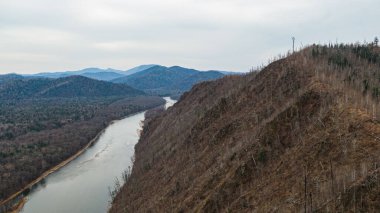 Dağ Nehri Vadisi Anyuy. Rusya 'nın uzak doğusundaki Khabarovsk toprakları. Anyui nehrinin manzarası çok güzel. Anyu Milli Parkı. Rusya Taiga 'daki peyzaj nehri.