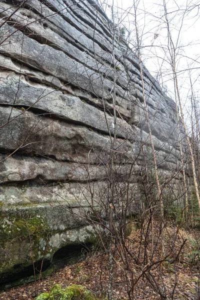 De todos modos pilares. Hermoso fondo rocoso gris texturizado con musgos y líquenes. Superficie acantilado de montaña primer plano. —  Fotos de Stock