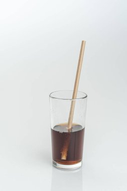 Kahverengi şekerli, limonlu ve tarçınlı taze zencefil çayı. .