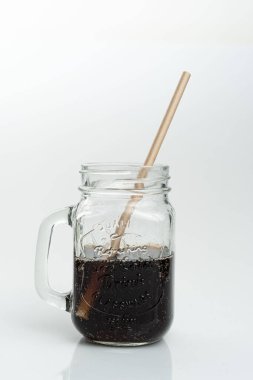 Kahverengi şekerli, limonlu ve tarçınlı taze zencefil çayı. .