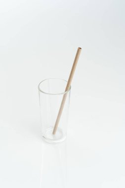 Sıfır ile bambu pipetleri içmek - atık. Ekolojik kavram. Sıfır atık kavramı. Seçici odak, uzayı kopyala. beyaz arkaplan.