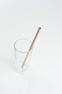 Sıfır ile bambu pipetleri içmek - atık. Ekolojik kavram. Sıfır atık kavramı. Seçici odak, uzayı kopyala. beyaz arkaplan.