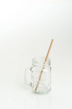 Sıfır ile bambu pipetleri içmek - atık. Ekolojik kavram. Sıfır atık kavramı. Seçici odak, uzayı kopyala. beyaz arkaplan.