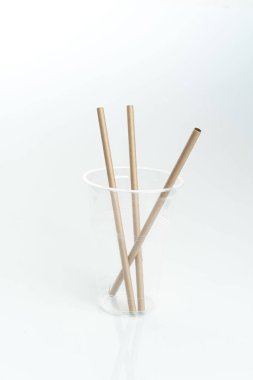 Sıfır ile bambu pipetleri içmek - atık. Ekolojik kavram. Sıfır atık kavramı. Seçici odak, uzayı kopyala. beyaz arkaplan.