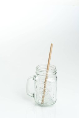 Sıfır ile bambu pipetleri içmek - atık. Ekolojik kavram. Sıfır atık kavramı. Seçici odak, uzayı kopyala. beyaz arkaplan.