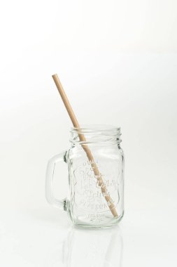 Sıfır ile bambu pipetleri içmek - atık. Ekolojik kavram. Sıfır atık kavramı. Seçici odak, uzayı kopyala. beyaz arkaplan.