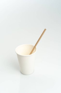 Sıfır ile bambu pipetleri içmek - atık. Ekolojik kavram. Sıfır atık kavramı. Seçici odak, uzayı kopyala. beyaz arkaplan.