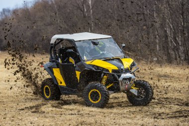 ATV macerası. Toprak yolda at arabası sürüşü. UTV