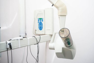 Diş kliniğinde röntgen cihazı var.