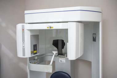 Diş kliniğinde röntgen cihazı var.