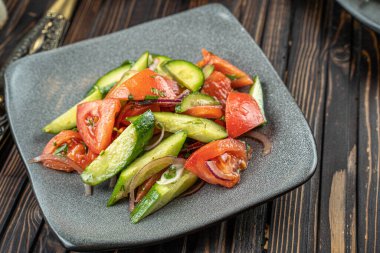 Salatalı salata, domates, kırmızı lahana ve roka.