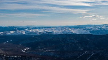 Nehir manzarası, Tayga ormanları ve kışın yol manzarası - ilkbahar. İnsansız hava aracıyla kuzey doğasının soyut manzarası.