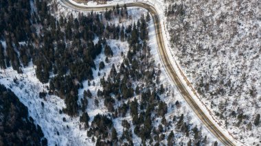 Nehir manzarası, Tayga ormanları ve kışın yol manzarası - ilkbahar. İnsansız hava aracıyla kuzey doğasının soyut manzarası.