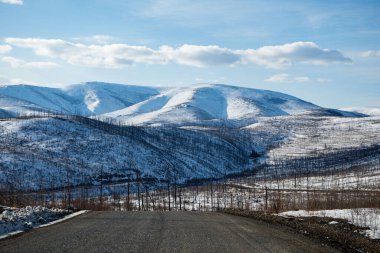 Nehir manzarası, Tayga ormanları ve kışın yol manzarası - ilkbahar. İnsansız hava aracıyla kuzey doğasının soyut manzarası.