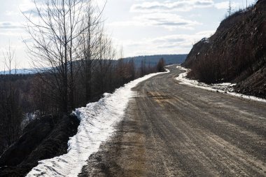 Nehir manzarası, Tayga ormanları ve kışın yol manzarası - ilkbahar. İnsansız hava aracıyla kuzey doğasının soyut manzarası.
