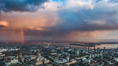 Khabarovsk şehrinin tepesi. Gün batımı. Yağmurda güzel bulutlar.