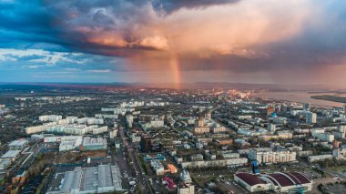 Khabarovsk şehrinin tepesi. Gün batımı. Yağmurda güzel bulutlar.