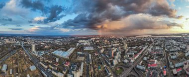 Khabarovsk şehrinin tepesi. Gün batımı. Yağmurda güzel bulutlar.