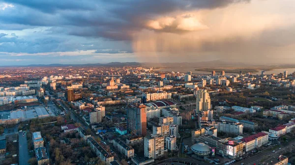 哈巴罗夫斯克市顶部的落日美丽的云彩在雨中 — 图库照片