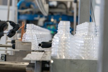 Çeşitli tip plastik şişe ürünü ve enjeksiyon kalıplı preform malzeme. İçme kabı üretim işlemi.