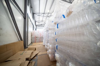 Çeşitli tip plastik şişe ürünü ve enjeksiyon kalıplı preform malzeme. İçme kabı üretim işlemi.