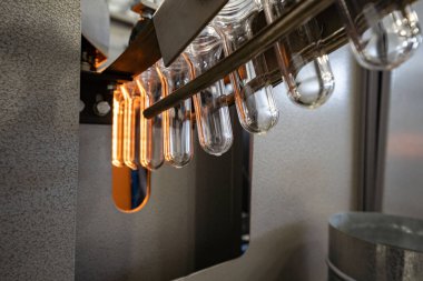 Çeşitli tip plastik şişe ürünü ve enjeksiyon kalıplı preform malzeme. İçme kabı üretim işlemi.