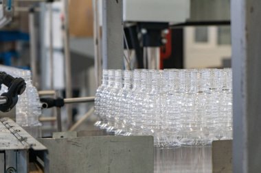 Çeşitli tip plastik şişe ürünü ve enjeksiyon kalıplı preform malzeme. İçme kabı üretim işlemi.