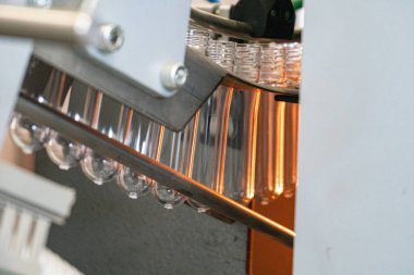 Çeşitli tip plastik şişe ürünü ve enjeksiyon kalıplı preform malzeme. İçme kabı üretim işlemi.