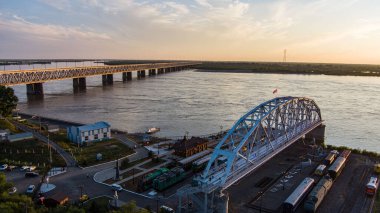 Briç müzesi. Amur Nehri üzerindeki tarihi demiryolu köprüsünün açıklığı. Proje: Lavr Proskouriakov. Amur Köprüsü Tarihi Müzesi. Khabarovsk, Uzak Doğu, Rusya.