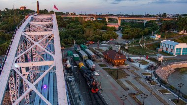 Briç müzesi. Amur Nehri üzerindeki tarihi demiryolu köprüsünün açıklığı. Proje: Lavr Proskouriakov. Amur Köprüsü Tarihi Müzesi. Khabarovsk, Uzak Doğu, Rusya.