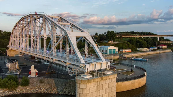 Museo Bridge. Palmo del puente ferroviario histórico sobre el río Amur. Proyecto de Lavr Proskouriakov. Museo de la historia del puente Amur. Jabárovsk, lejano oriente, Rusia. — Foto de Stock