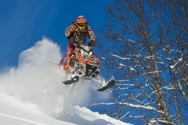 Snowmobile na floresta de inverno nas montanhas da ilha Sakhalin — Fotografia de Stock