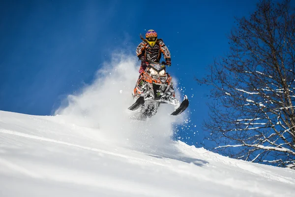 Snowmobile na floresta de inverno nas montanhas da ilha Sakhalin — Fotografia de Stock