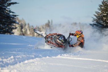 Karmobil Sakhalin Adası dağlarında kış ormandaki