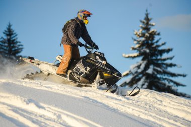 Karmobil Sakhalin Adası dağlarında kış ormandaki