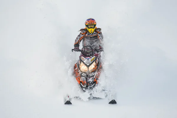 Moto de nieve en el bosque de invierno en las montañas de la isla de Sakhalin — Foto de Stock