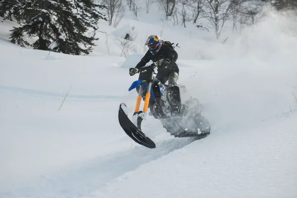 Moto de nieve en el bosque de invierno en las montañas de la isla de Sakhalin — Foto de Stock