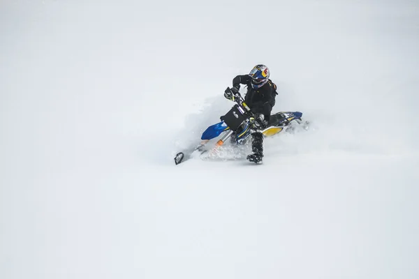 Moto de nieve en el bosque de invierno en las montañas de la isla de Sakhalin — Foto de Stock