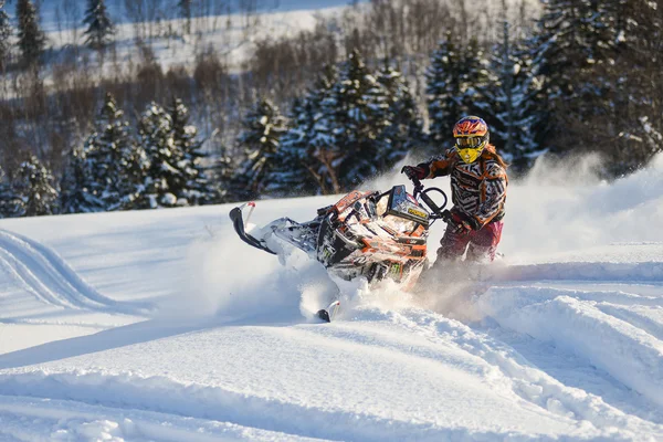 Snowmobile na floresta de inverno nas montanhas da ilha Sakhalin — Fotografia de Stock