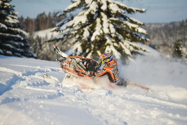 Moto de nieve en el bosque de invierno en las montañas de la isla de Sakhalin — Foto de Stock