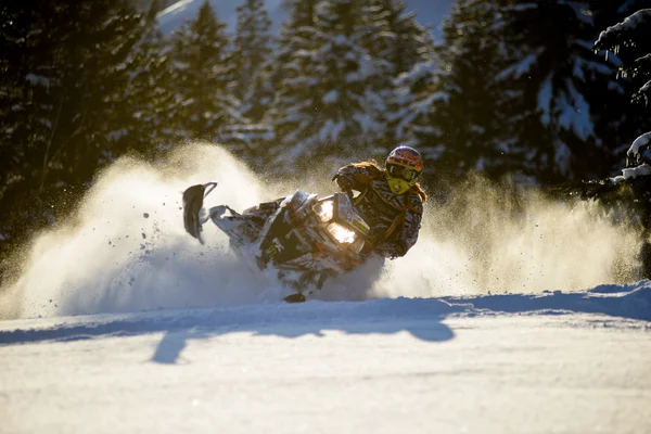 Moto de nieve en el bosque de invierno en las montañas de la isla de Sakhalin — Foto de Stock