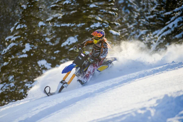 Snowmobile na floresta de inverno nas montanhas da ilha Sakhalin — Fotografia de Stock