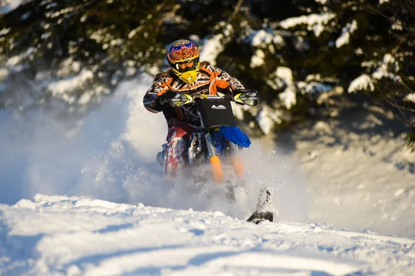 Snowmobile na floresta de inverno nas montanhas da ilha Sakhalin — Fotografia de Stock