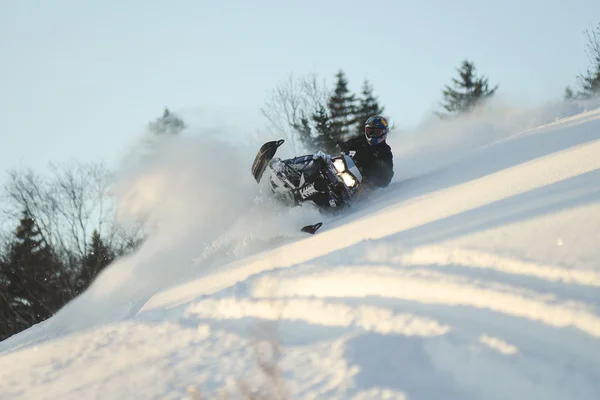 Snowmobile na floresta de inverno nas montanhas da ilha Sakhalin — Fotografia de Stock