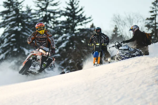 Moto de nieve en el bosque de invierno en las montañas de la isla de Sakhalin —  Fotos de Stock