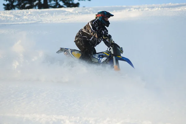 Snowmobile na floresta de inverno nas montanhas da ilha Sakhalin — Fotografia de Stock